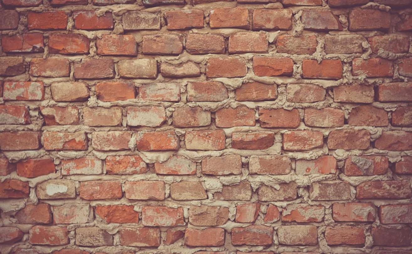 如何防止因为迷信技术支持辅助带来的竞技场偶遇赚钱错误的想法？