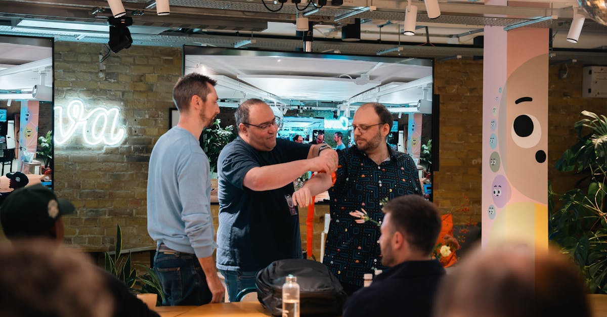 如何寻找受技术支持攻击的游戏玩家并进行官方处理？